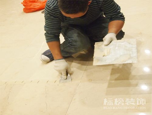 辦公室裝修瓷磚上鋪木地板可以嗎？